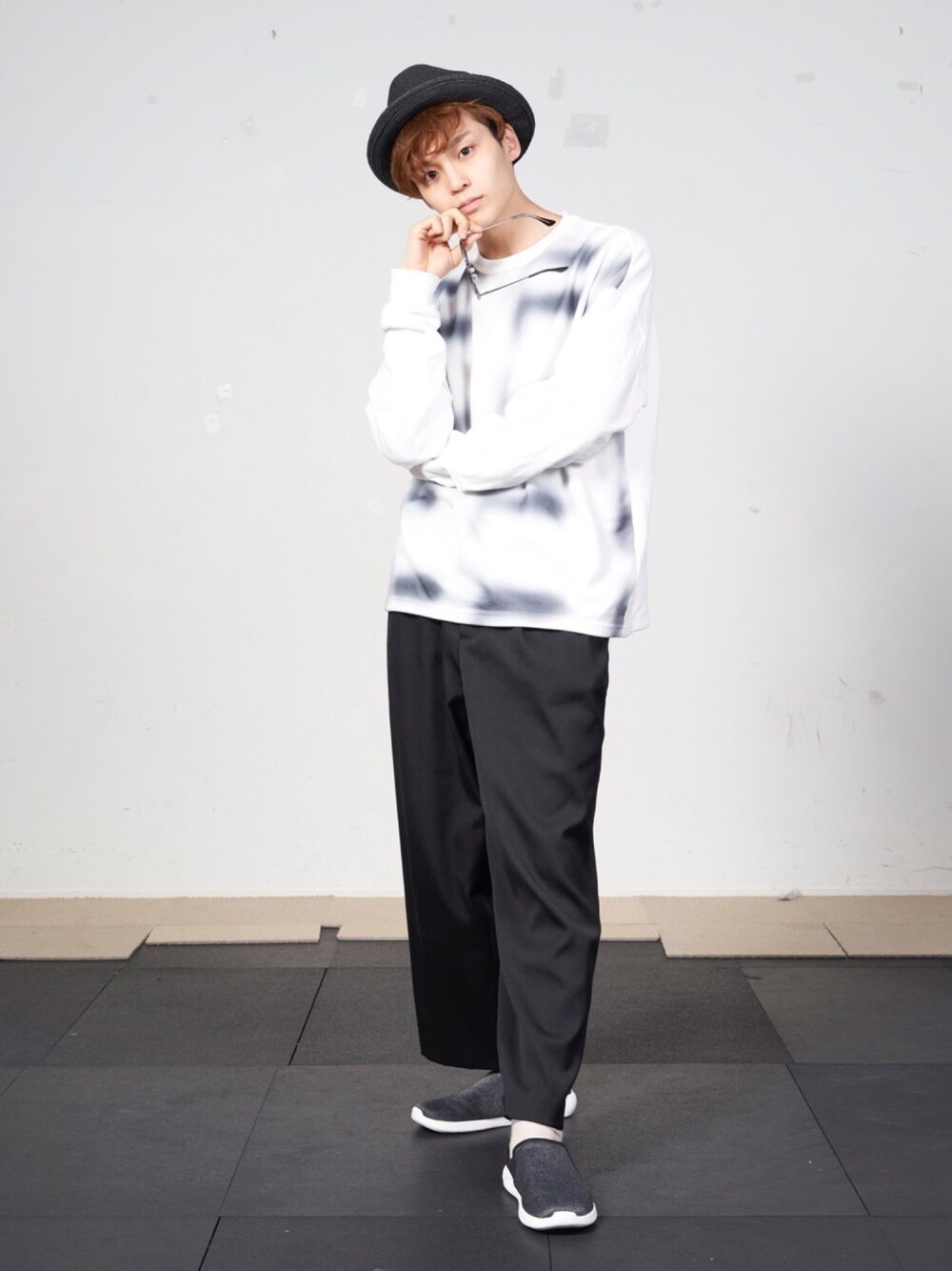 「春コーデ、BEAMS、HARE、クロックス、ハット、スウェット、まあ更新するのはみんなが好きだから、以上」｜「BEAMSの▲BEAMS / ブレード テープ ハット（ハット、ブラック系）」を使った、REIさん（メンズ・177cm）の春コーディネートの1枚目の写真