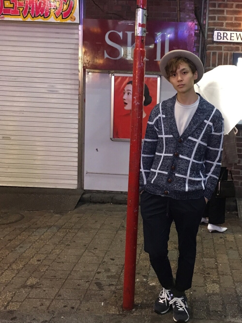 「ハット、カジュアルコーデ、カーディガン、THE SHOP TK、ニューバランス、春、EBISU536」｜「paint it blackのアイテム（ハット、グレー系）」を使った、REIさん（メンズ・177cm）の春コーディネートの1枚目の写真