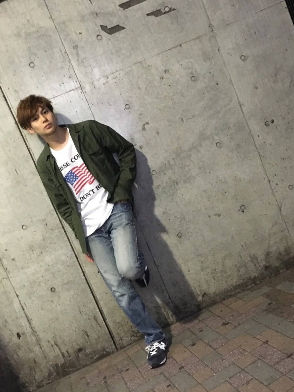 「春、ミリタリー、Tシャツ、ニューバランス、ゆるコーデ、ジーンズ、EBISU536」｜「古着のアイテム（ミリタリージャケット、グリーン系）」を使った、REIさん（メンズ・177cm）の春コーディネートの1枚目の写真