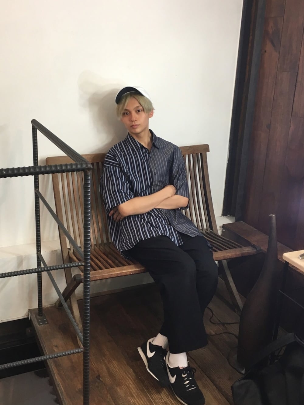 「夏コーデ、シンプル、ナイキ、ストリート、EBISU536、半袖シャツ」｜「HAREのアシメストライプシャツ(HARE)（シャツ/ブラウス、ブルー系）」を使った、REIさん（メンズ・177cm）の夏コーディネートの1枚目の写真