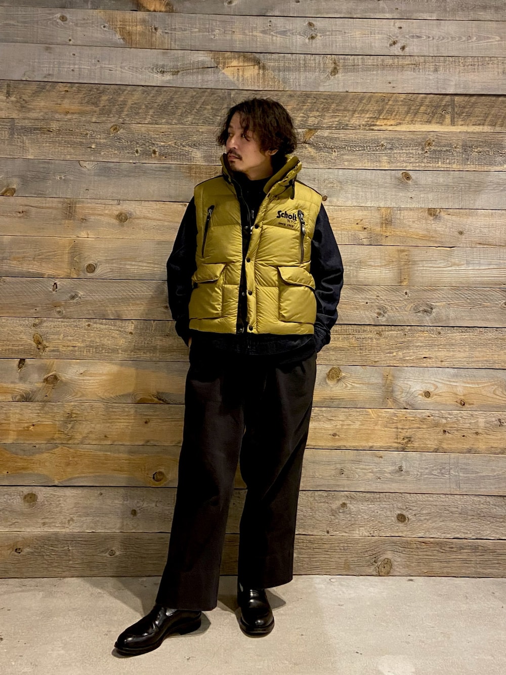 schottのダウンベスト（グリーン系）を使った人気ファッション