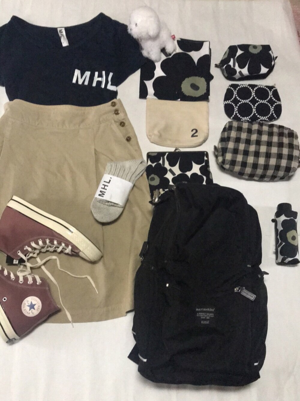 その他のスニーカー、ベージュ系のスカート、その他のTシャツ/カットソーを着用したレディースの夏コーディネートの1枚目の写真