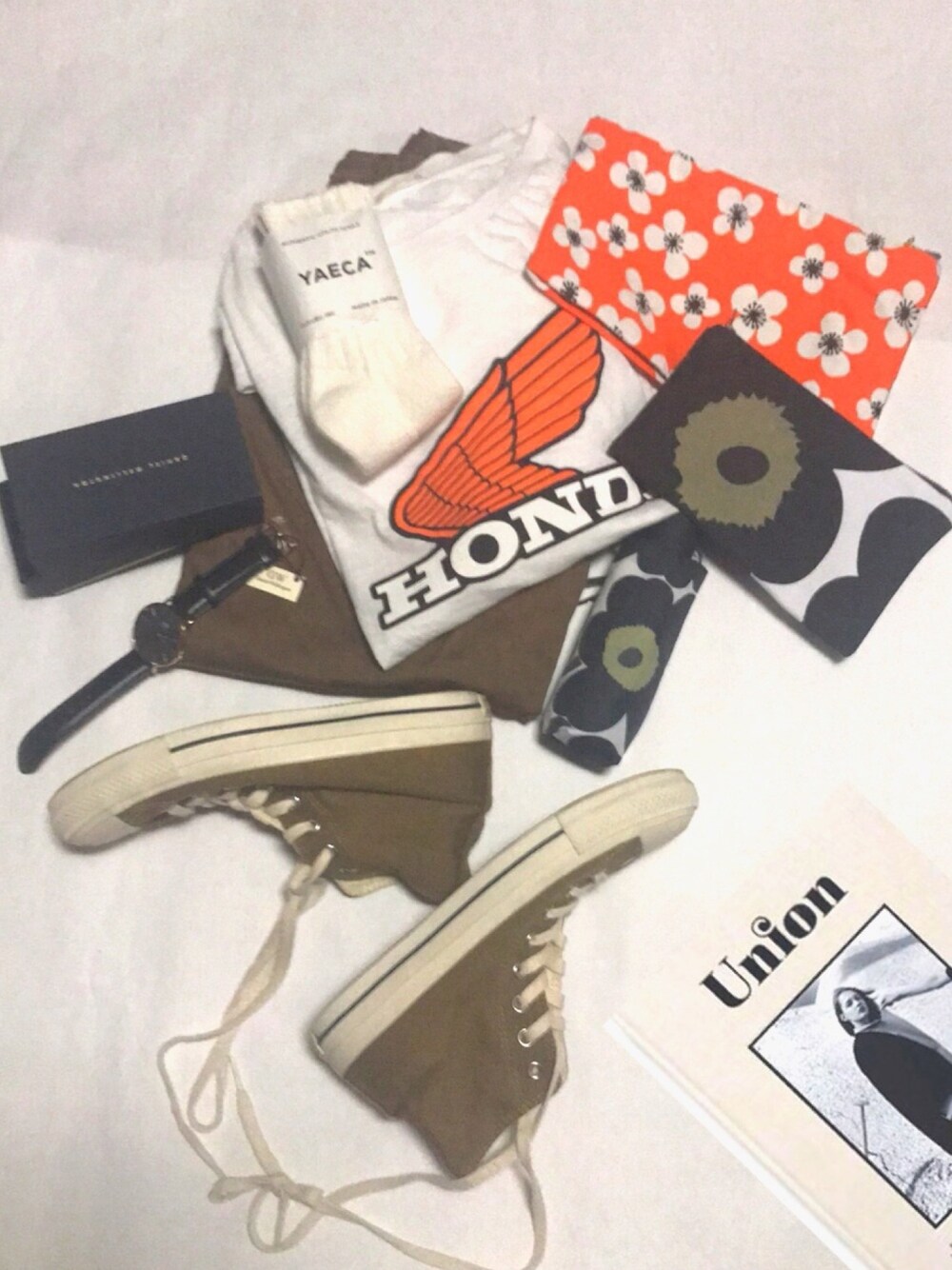 その他のその他パンツ、その他のスニーカー、その他のTシャツ/カットソーを着用したレディースの秋コーディネートの1枚目の写真