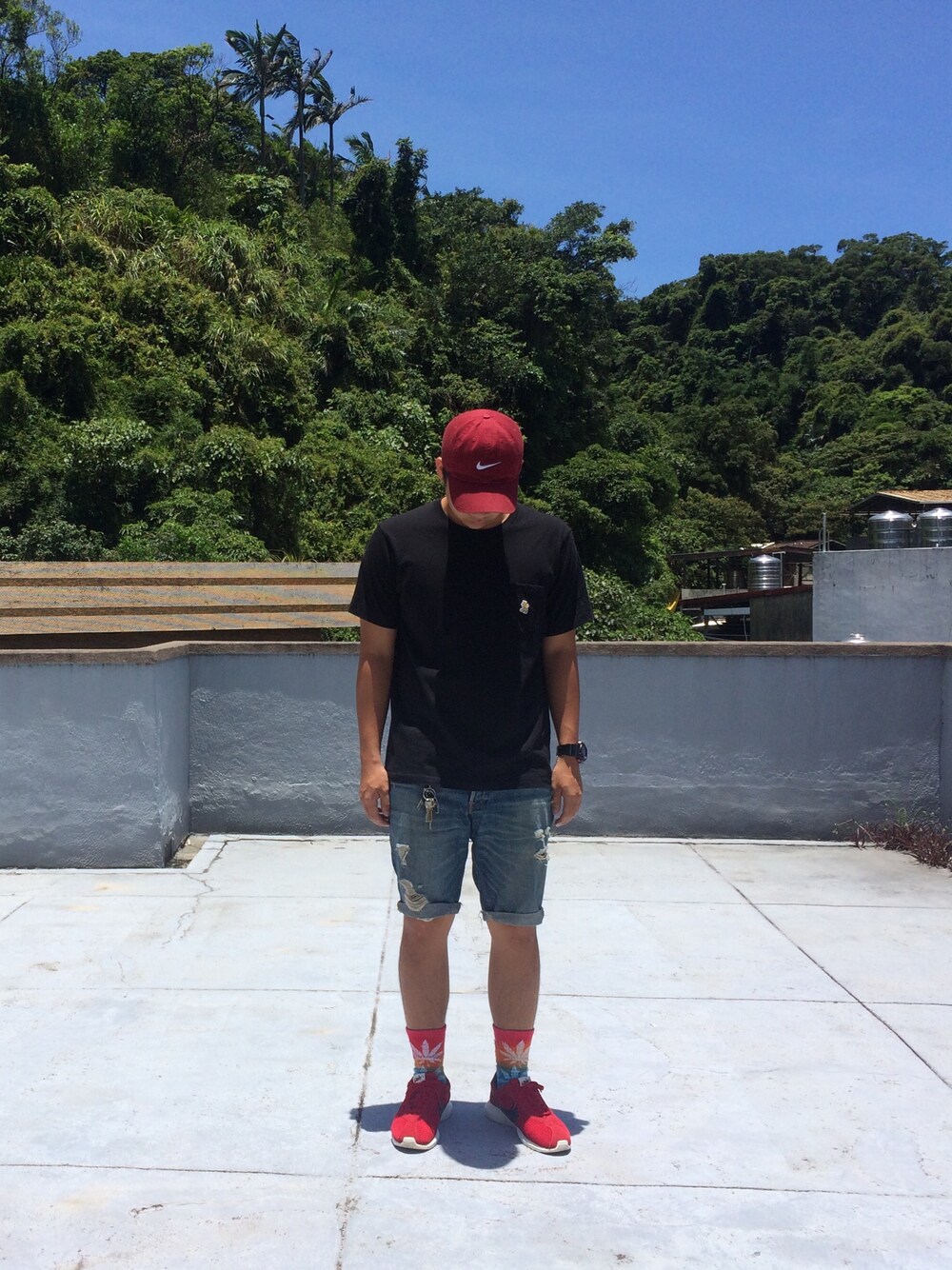 「HUF、NIKE、KAWS×PEANUTS、holister、like4like、Keelung、rooftop、gshock、summer style、longsocks」｜「UNIQLOのUT x PEANUTS xKAWS（Tシャツ/カットソー、ブラック系）」を使った、jeffreyさん（メンズ・174cm）の夏コーディネートの1枚目の写真