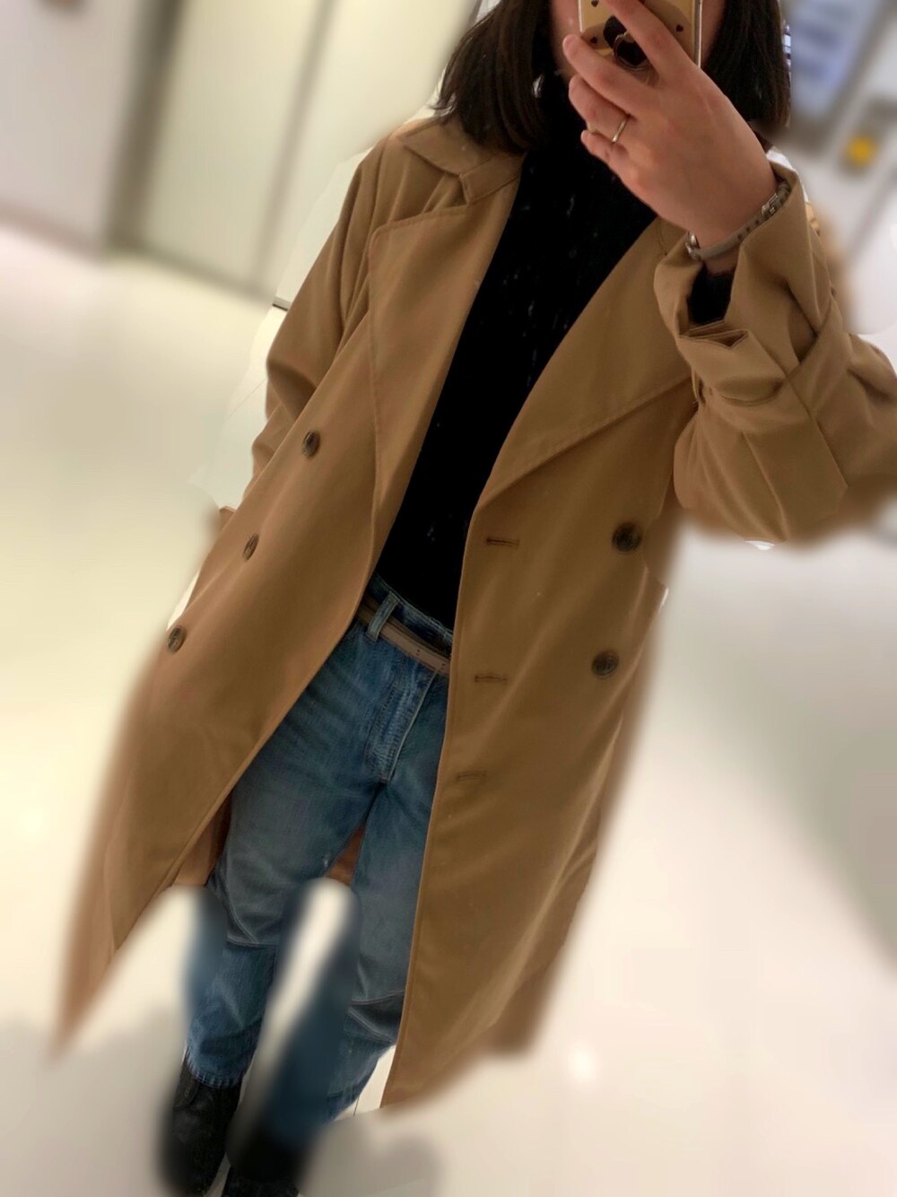 「シンプルコーデ、大人カジュアル、プチプラ、パンツスタイル、デニムパンツ、春、シンプルスタイル、飲み会コーデ、プチプラコーデ」｜「RETRO GIRLのＢプリーツトレンチコート（トレンチコート、ブラウン系）」を使った、きょん。さん（レディース・162cm）の春コーディネートの1枚目の写真
