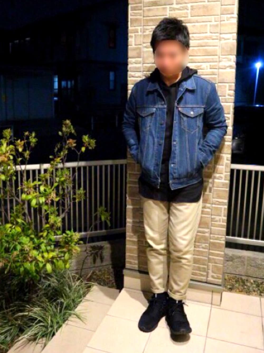 ブルー系のデニムジャケット、ブラック系のパーカー、ベージュ系のその他パンツを着用したメンズの春コーディネートの1枚目の写真