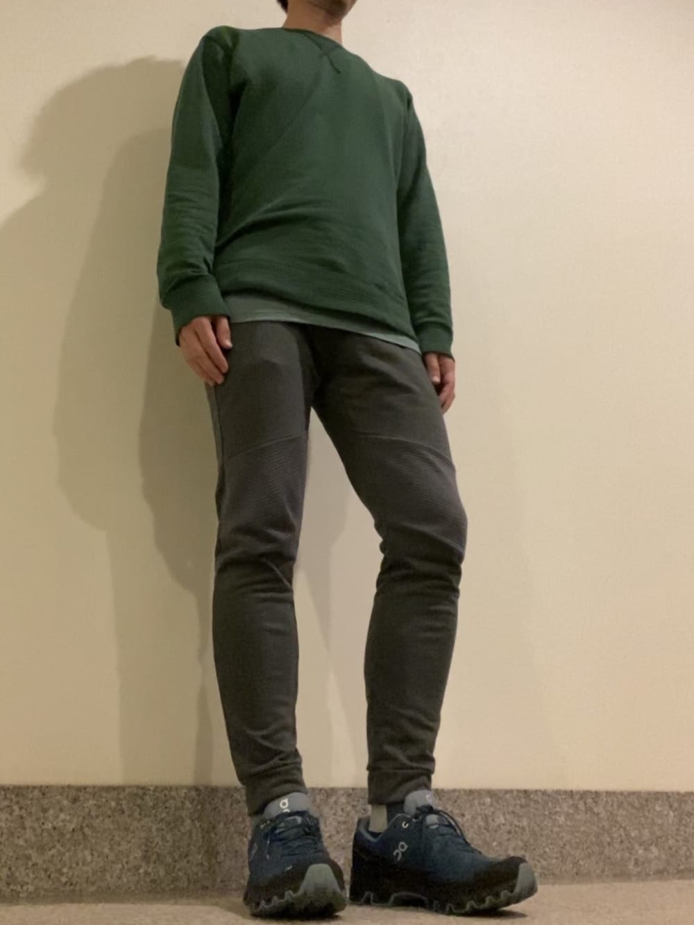 「ON、スウェット、スウェットパンツ、アウトドアスタイル、スポーツミックス、雨の日コーデ、グリーン、トレイルランニングシューズ、リラックススタイル、春」｜「Onのアイテム（その他パンツ、グレー系）」を使った、kame3onさん（メンズ・177cm）の春コーディネートの1枚目の写真