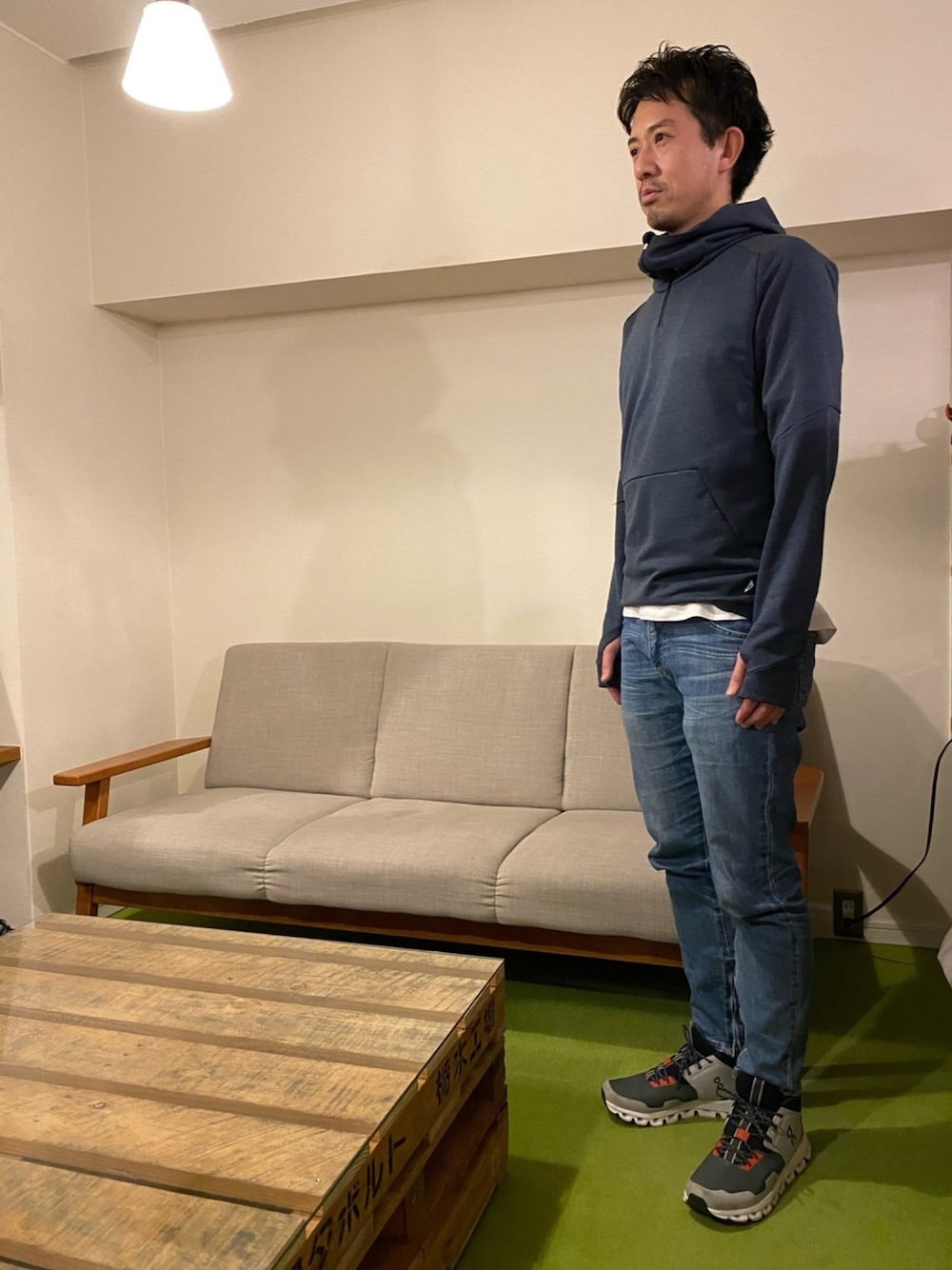 「ON、パーカー、デニム、ハイカットスニーカー、シンプル、フーディー、カジュアル、ネイビー、春コーデ、atmos」｜「Onのアイテム（パーカー、ブルー系）」を使った、kame3onさん（メンズ・177cm）の春コーディネートの1枚目の写真