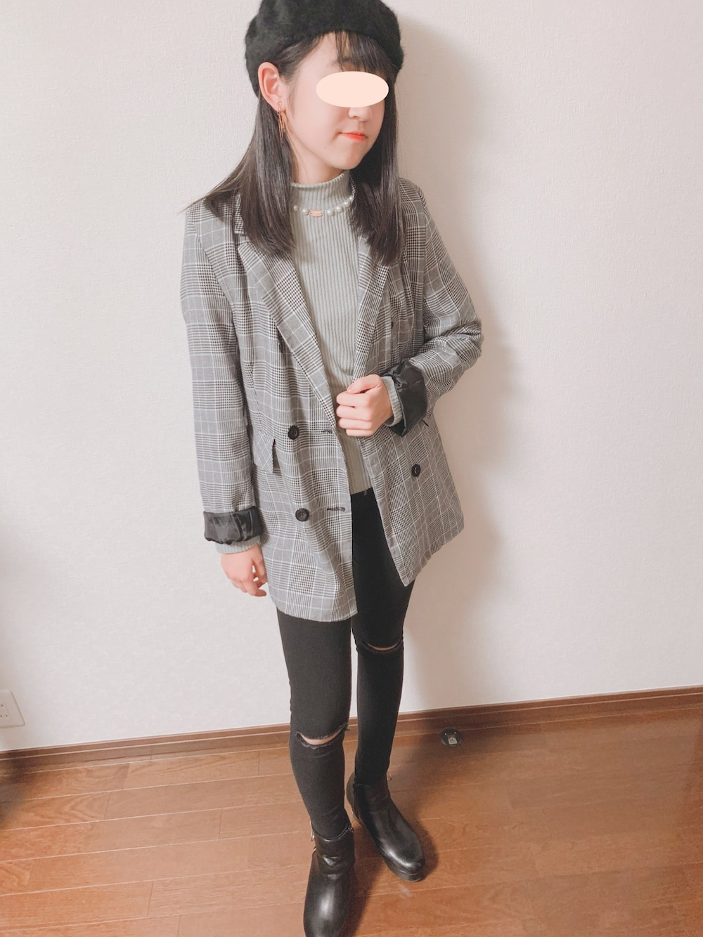 グレー系のニット/セーター、ブラック系のその他パンツ、ブラック系のブーツを着用したレディースの秋コーディネートの1枚目の写真