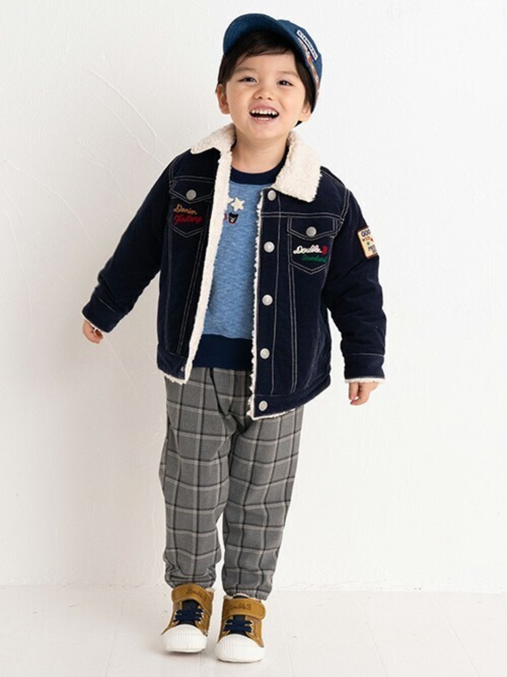 「チェック、コーデュロイ、アメカジ、ボア、ワークキャップ、キッズコーデ、男の子、mikihouse、ミキハウス、ダブルビー」｜「DOUBLE_Bのボアジャケット（その他アウター、ブルー系）」を使った、ミキハウス担当者さん（キッズ・102cm）の冬コーディネートの1枚目の写真