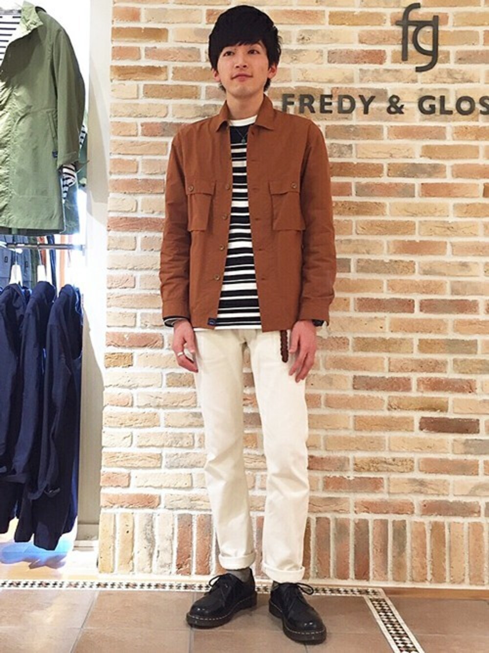 ブラウン系のミリタリージャケットを着用したメンズの春コーディネートの1枚目の写真