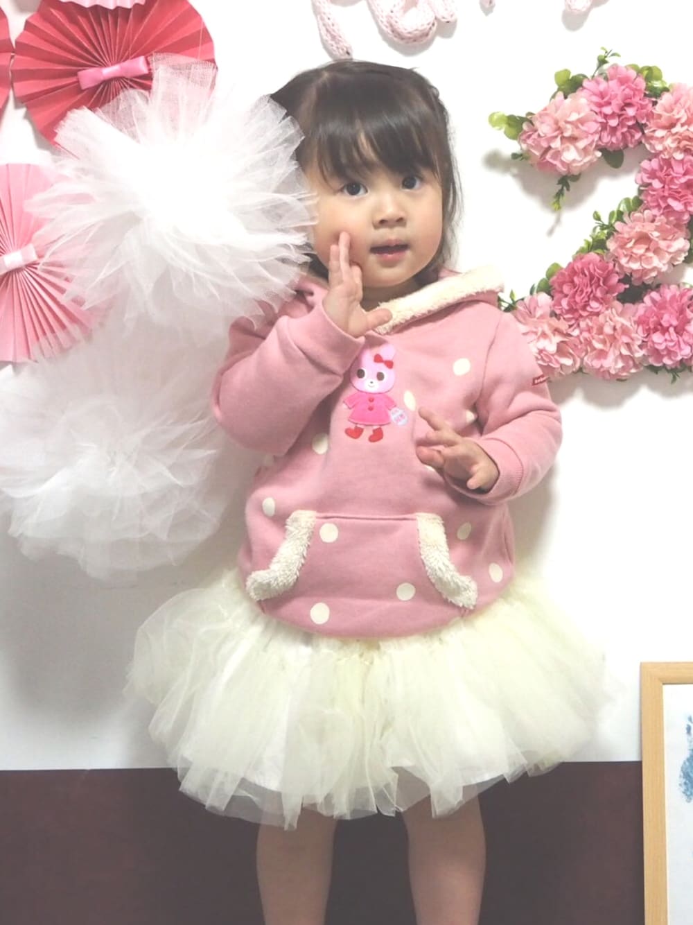 「キッズコーデ、キッズファッション、2歳、女の子、女の子コーデ、誕生日、チュールスカート、mikihouse、おしゃれさんと繋がりたい」｜「apres les coursの4色チュールスカート（スカート、ホワイト系）」を使った、Rin mamaさん（キッズ・80cm）の冬コーディネートの1枚目の写真