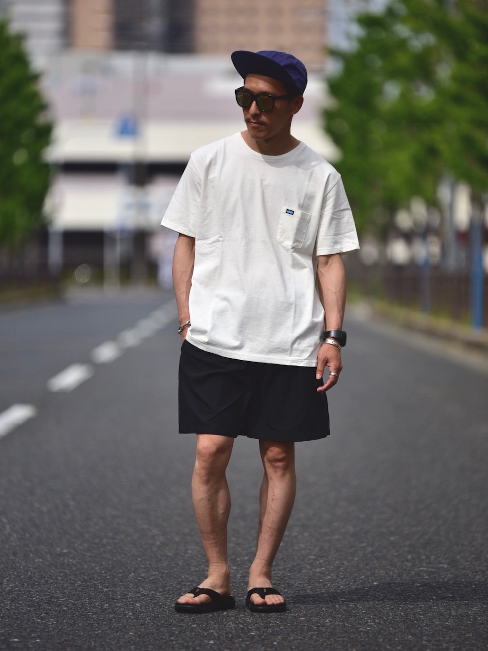 「#ootd、#シンプル、#ショーツ、#夏コーデ、#fashion、BCSTOCK、ハーフパンツ、おしゃれさんと繋がりたい、#大人カジュアル、アウトドアスタイル」｜「B.C STOCKの【 KAVU / カブー】ex true logo t（Tシャツ/カットソー、ホワイト系）」を使った、yoneiさん（メンズ・167cm）の夏コーディネートの1枚目の写真