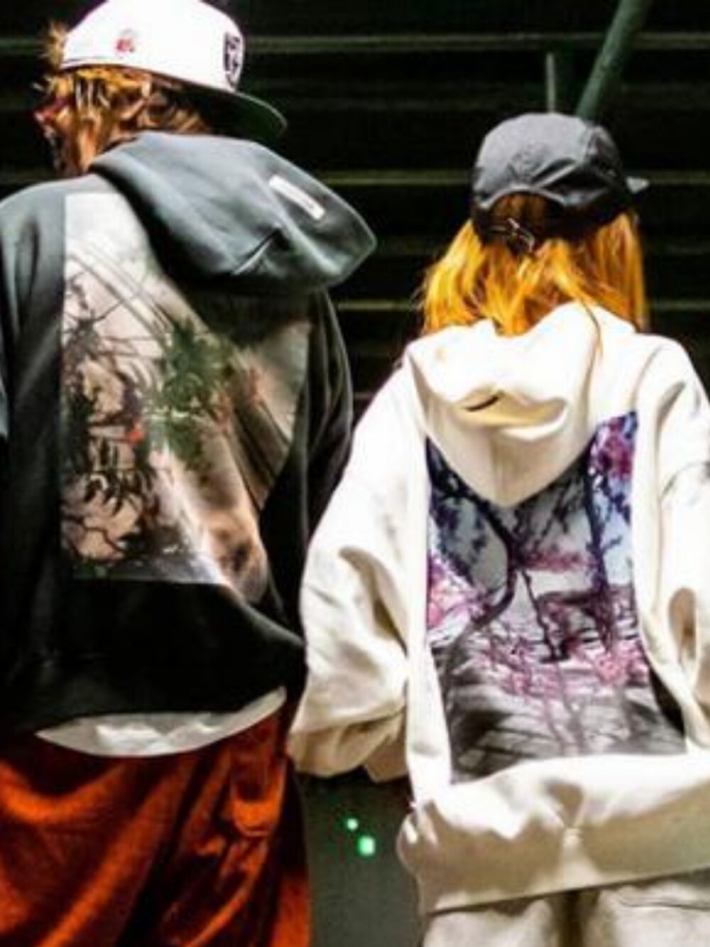 「街头搭配、converse、运动搭配、日系极简、休闲」｜「Fear of God Los AngelesのFear of Godパーカー ロゴ プリント フォトプリント  ユニセックス 秋冬 ホワイト ブラック   （パーカー、その他）」を使った、 
vqwfc's STOREさん（レディース・162cm）の冬コーディネートの1枚目の写真