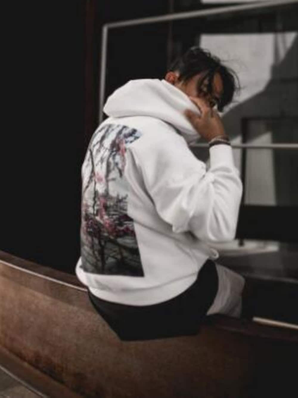 「スニーカー、今日のコーデ」｜「Fear of God Los AngelesのFear of Godパーカー ロゴ プリント フォトプリント  ユニセックス 秋冬 ホワイト ブラック   （パーカー、その他）」を使った、 
vqwfc's STOREさん（レディース・162cm）の冬コーディネートの1枚目の写真
