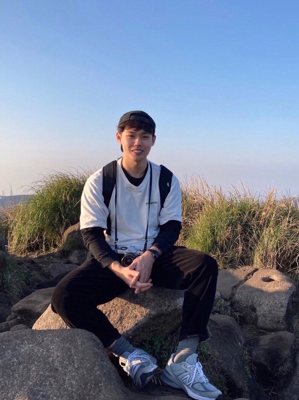 「ootd、outdoor、運動搭配、白T、休閒、patagonia、NEW BALANCE 990」｜「patagoniaのアイテム（Tシャツ/カットソー、ホワイト系）」を使った、周偉翔さん（メンズ・175cm）の春コーディネートの1枚目の写真