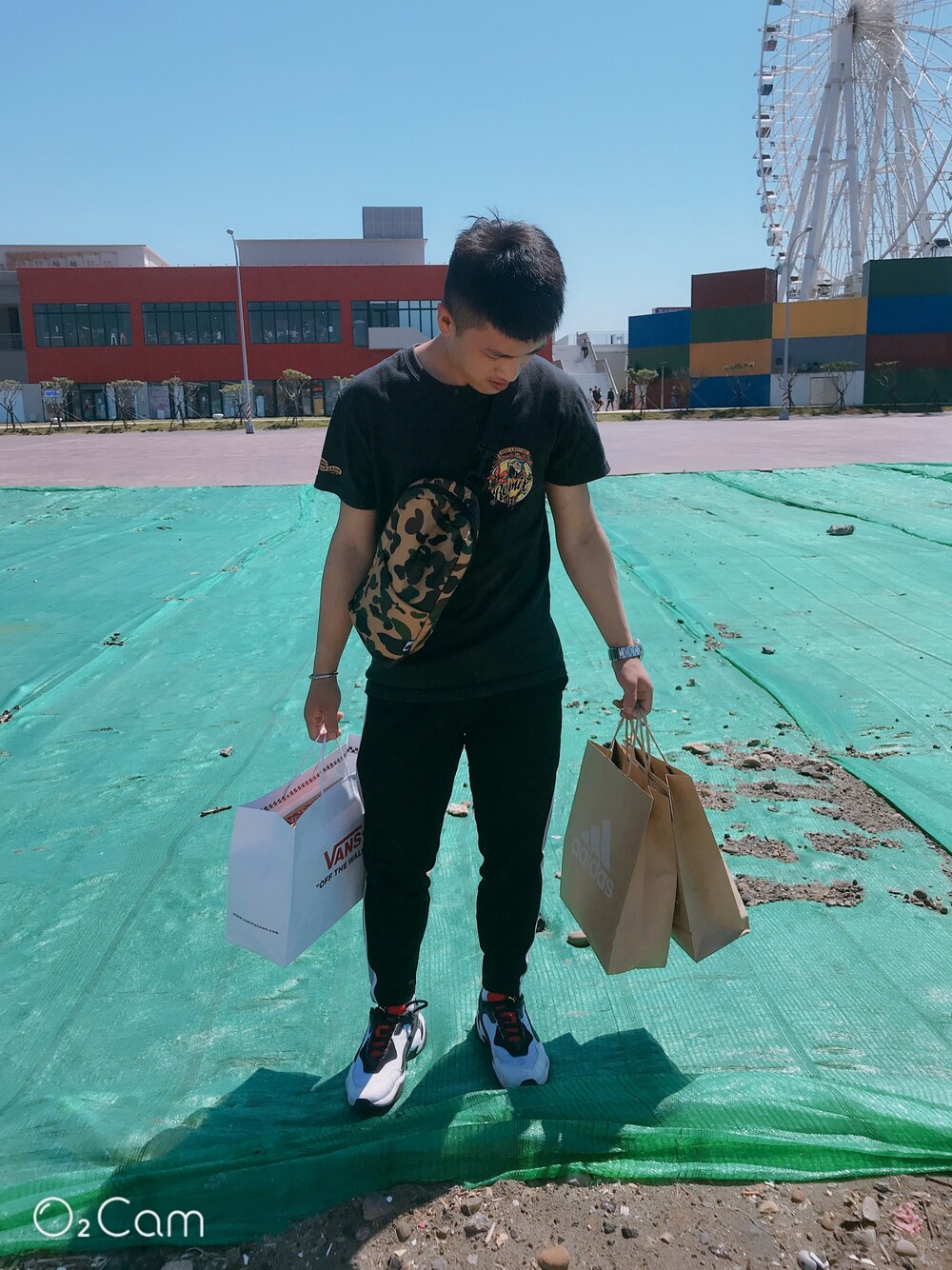 「REMIXのアイテム（Tシャツ/カットソー、ブラック系）」を使った、Colinさん（メンズ・165cm）の春コーディネートの1枚目の写真