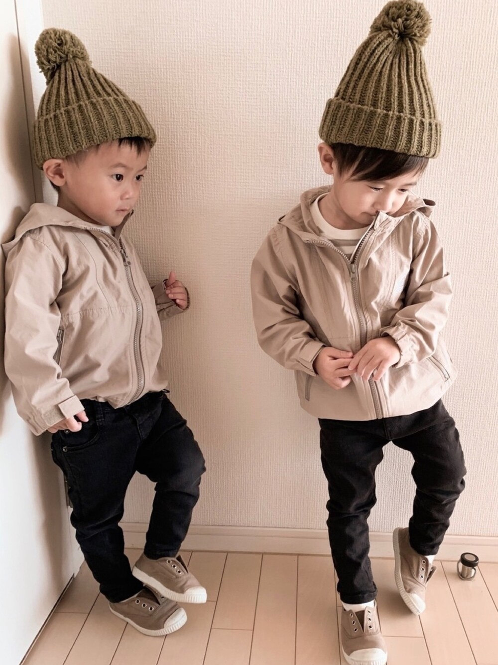 「シンプル、男の子、カジュアル、スキニーパンツ」｜「CientaのCIENTA/デッキシューズ（スニーカー、ベージュ系）」を使った、こーゆー✈︎ ✈︎さん（キッズ・90cm）の秋コーディネートの1枚目の写真