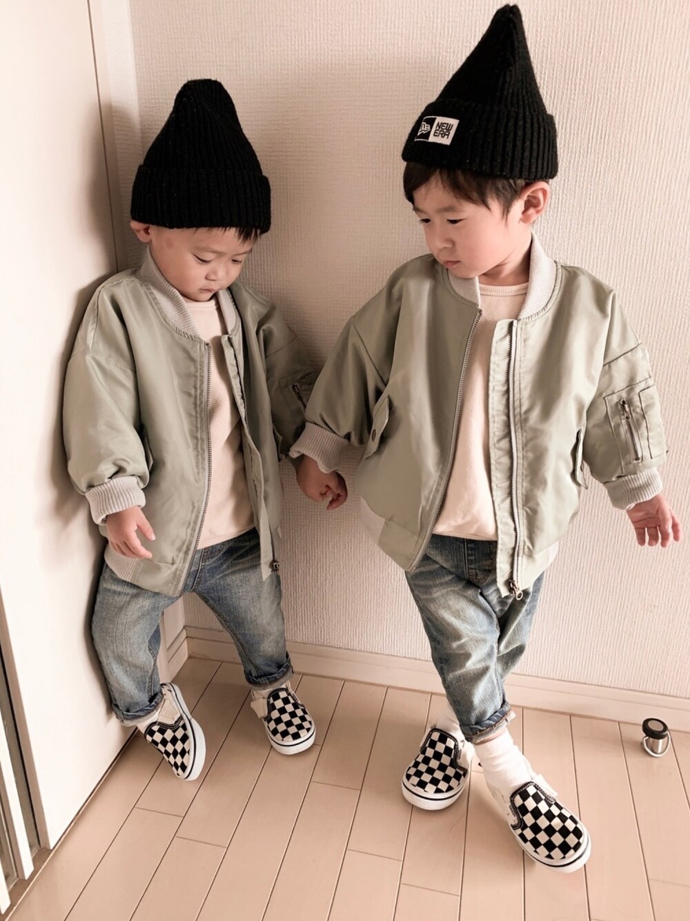 「キッズファッション、秋冬コーデ、カジュアルコーデ、ニット帽、男の子コーデ、おそろいコーデ、おしゃれさんと繋がりたい、シンプルコーデ、双子コーデ」｜「monmimiのアイテム（MA-1、グリーン系）」を使った、こーゆー✈︎ ✈︎さん（キッズ・90cm）の秋コーディネートの1枚目の写真