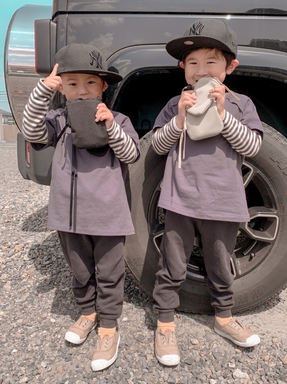 「プチプラ、カジュアルコーデ、双子コーデ、男の子、4歳」｜「NEW ERAのNEWERA CAP KIDS 9FIFTY SNAPBACK ニューエラ キャップ キッズ スナップバック（キャップ、ブラック系）」を使った、こーゆー✈︎ ✈︎さん（キッズ・100cm）の春コーディネートの1枚目の写真