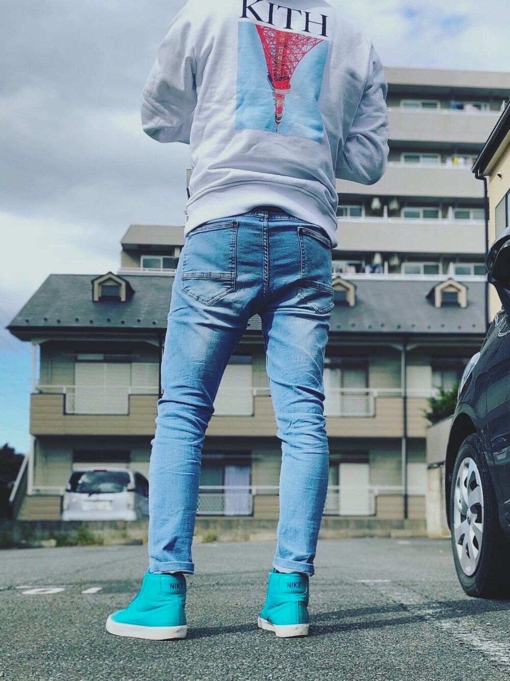 「KITHのアイテム（パーカー、ホワイト系）」を使った、よすさん（メンズ・175cm）の秋コーディネートの1枚目の写真