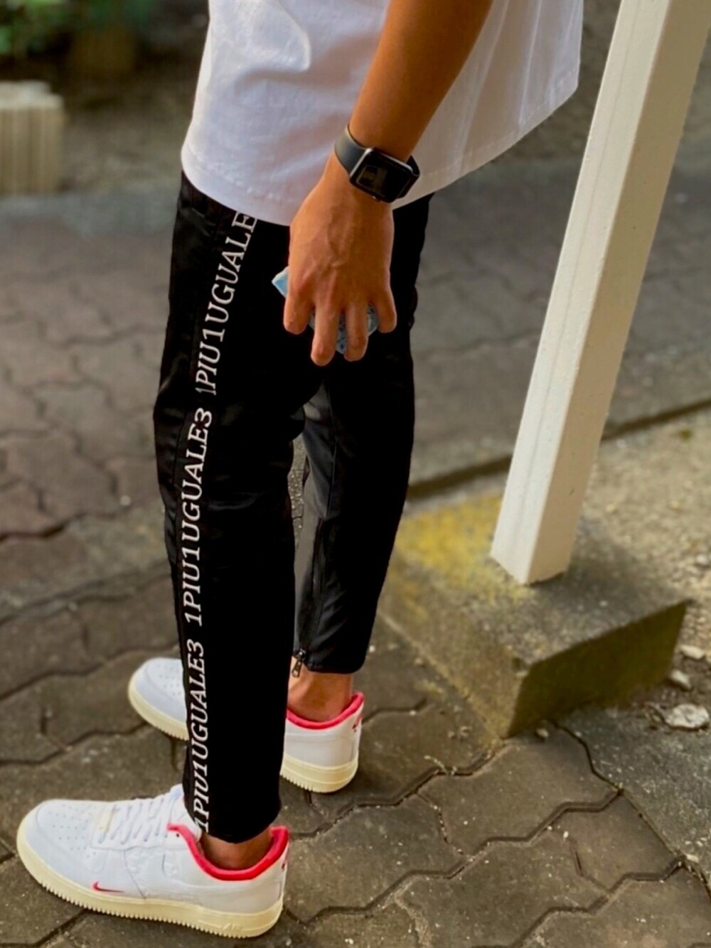 「supreme、1PIU1UGUALE3、kith、NIKE、AIR FORCE 1」｜「AppleWatchのアイテム（アナログ腕時計、ブラック系）」を使った、よすさん（メンズ・175cm）の秋コーディネートの1枚目の写真