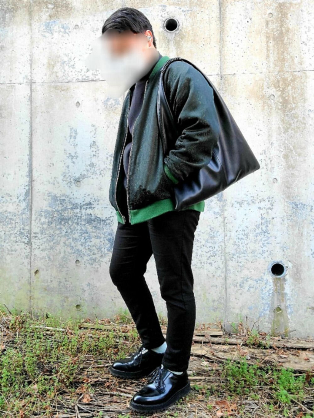 「ペイズリー、きれいめカジュアル」｜「UNIQLOのアイテム（チノパンツ、ブラック系）」を使った、明太子さん（メンズ・168cm）の冬コーディネートの1枚目の写真