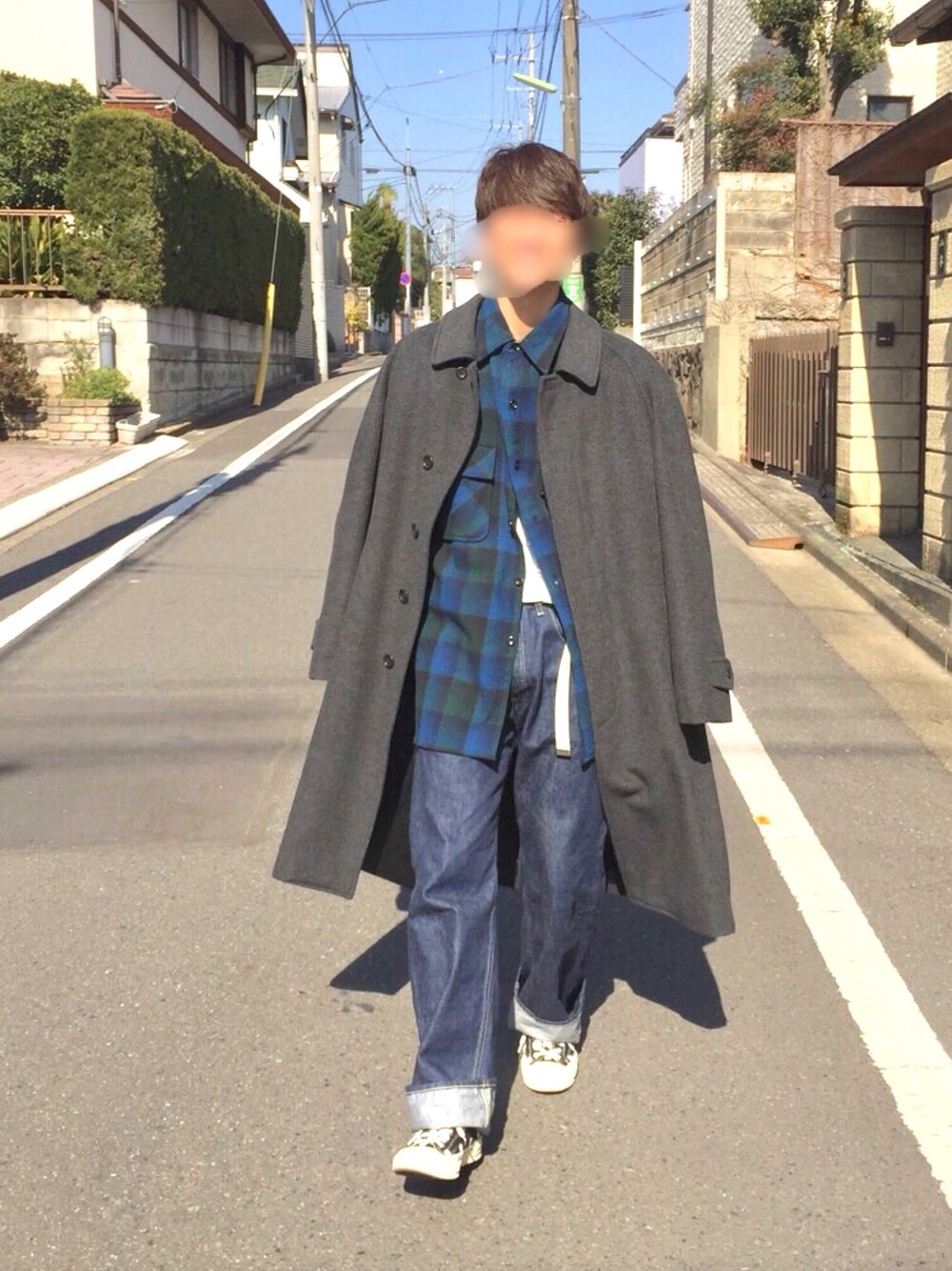 「スニーカー、コンバース、ワイドデニム、デニム、古着MIX、おしゃれさんと繋がりたい、ゆるコーデ、下北沢、いいね、save、フォローお願いします🤑、フリーランス」｜「COMME des GARCONSのアイテム（シューズ、ブルー系）」を使った、masatoさん（メンズ・169cm）の冬コーディネートの1枚目の写真