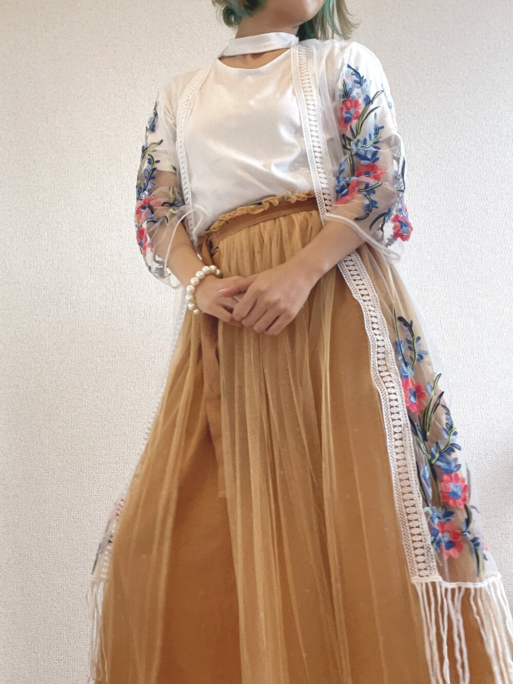 イエロー系のスカート、ホワイト系のTシャツ/カットソー、その他のその他アウターを着用したレディースの夏コーディネートの1枚目の写真