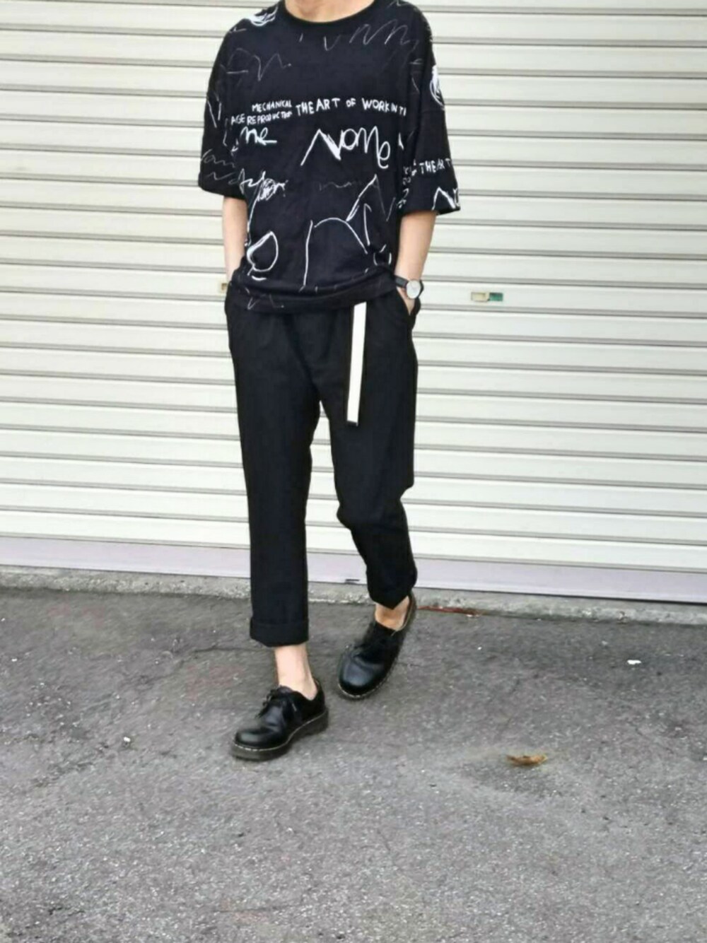 ブラック系のTシャツ/カットソー、ブラック系のスラックス、ブラック系のブーツを着用したメンズの夏コーディネートの1枚目の写真