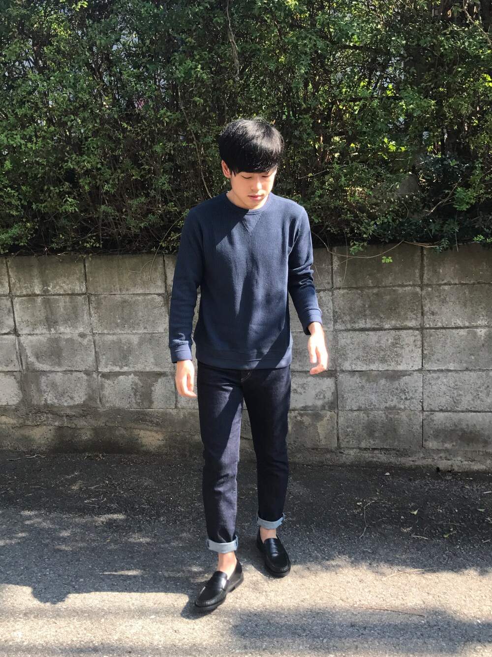 「ユナイテッドアローズ アウトレットのアイテム（ニット/セーター、ブルー系）」を使った、こやまたいきさん（メンズ・164cm）の秋コーディネートの1枚目の写真