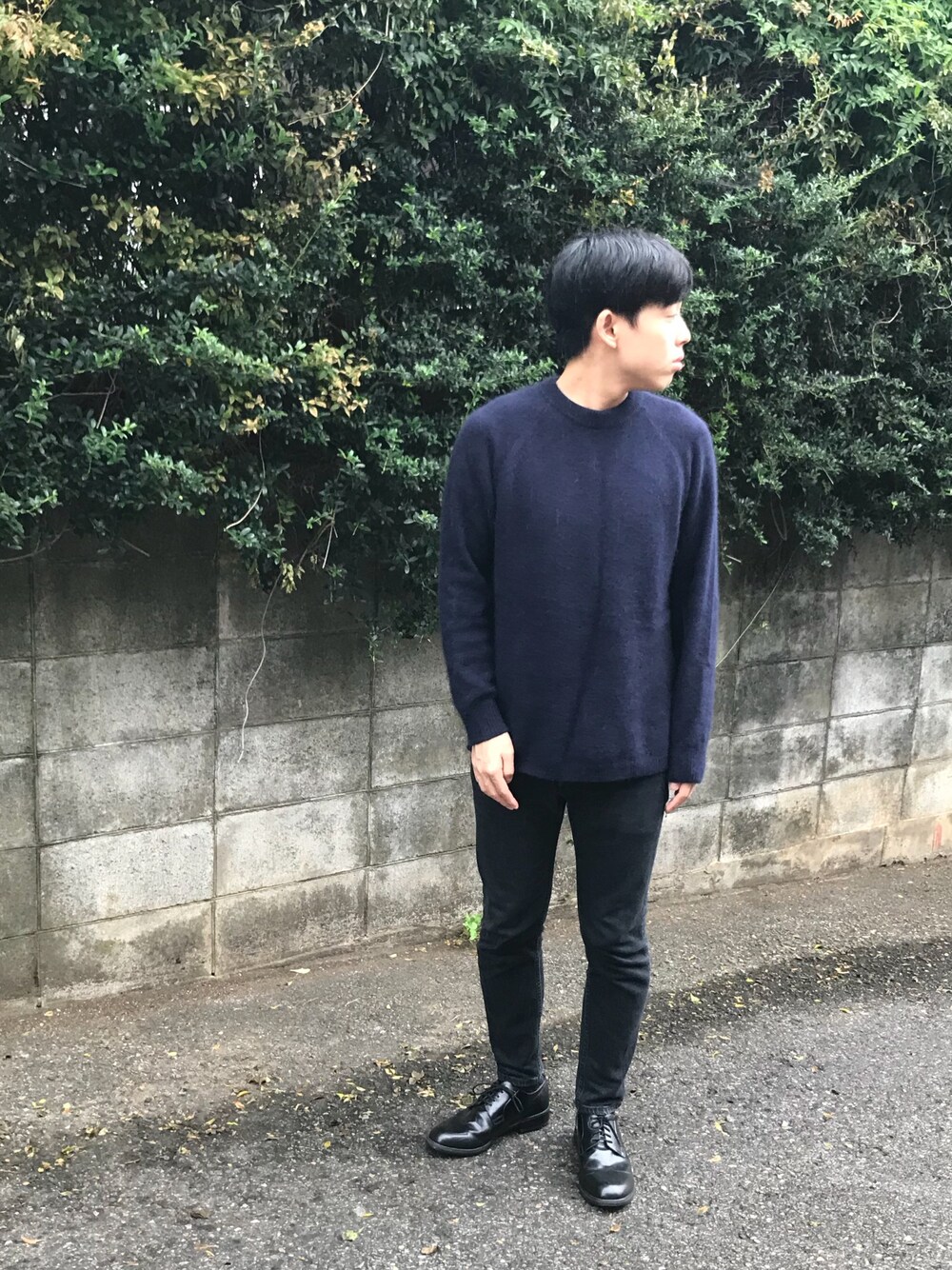 「ニット、カシミヤ、スキニー、革靴、きれいめカジュアル」｜「green label relaxingのアイテム（ニット/セーター、ブルー系）」を使った、こやまたいきさん（メンズ・164cm）の秋コーディネートの1枚目の写真