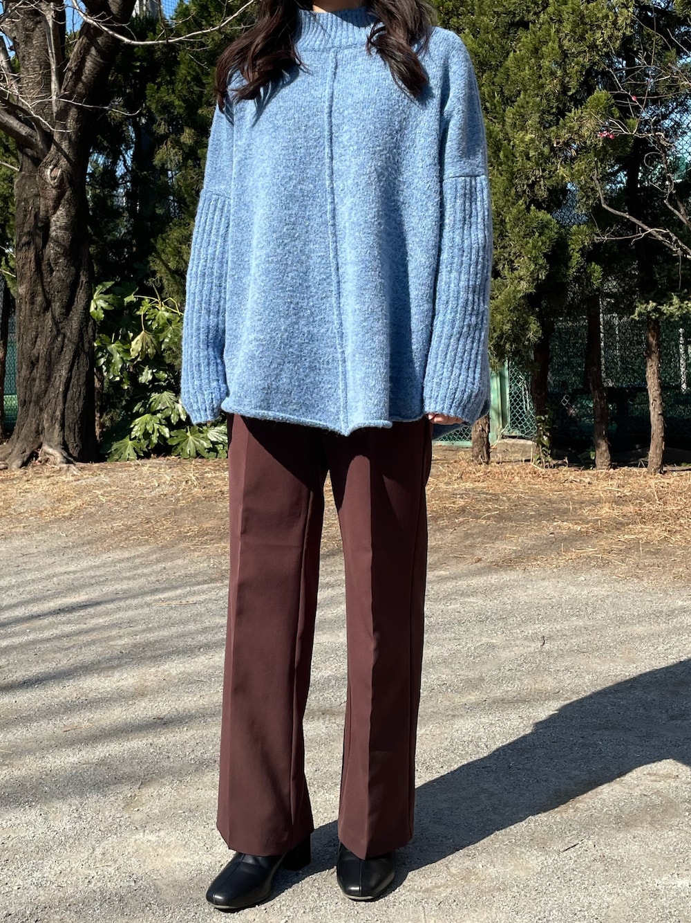 「カジュアル、大人カジュアル、スラックス、ブルー×ブラウン、ブルー、ブラウン」｜「natural coutureのアウトシームラウンドヘムプルオーバー（ニット/セーター、ブルー系）」を使った、y___kさん（レディース・158cm）の冬コーディネートの1枚目の写真