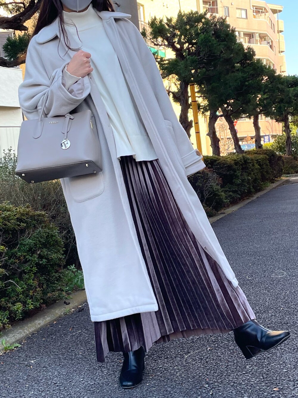 「ベロア、FURLA、ベロアスカート、タートルネックニット、ステンカラーコート」｜「nimmfreudeの【nimmfreude】ベロア調 プリーツ ロングスカート（スカート、ブラウン系）」を使った、y___kさん（レディース・158cm）の冬コーディネートの1枚目の写真