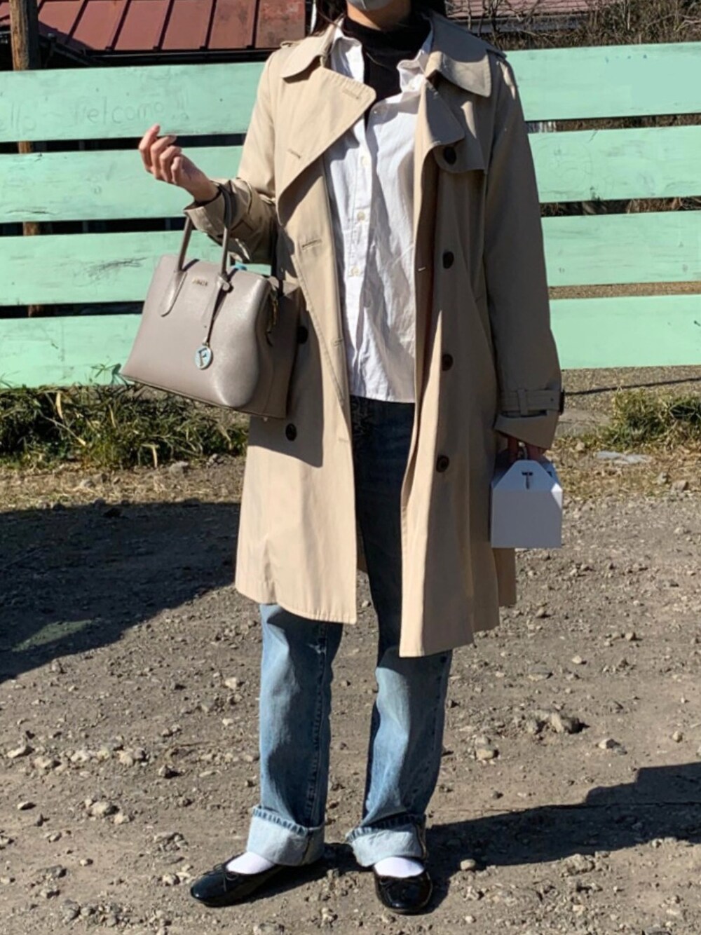 「トレンチコート、バレエシューズ、グローバルワーク(GLOBAL WORK)、FURLA、GU、ハイウエストストレートジーンズ、カフェスタイル」｜「groveの防花粉撥水トレンチコート（トレンチコート、ベージュ系）」を使った、y___kさん（レディース・158cm）の冬コーディネートの1枚目の写真