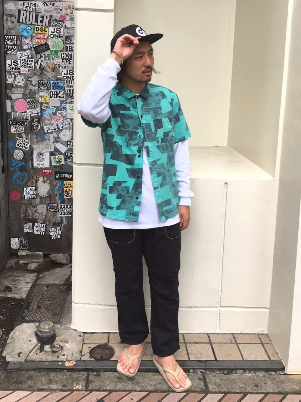 「summer、ラフ、半袖シャツ、夏、andwander、サンダル、黒、BEAVER、ロンT、渋谷」｜「GRAVISのGravis/グラビス　Starter Cap（キャップ、ブラック系）」を使った、Funachangさん（メンズ・177cm）の夏コーディネートの1枚目の写真