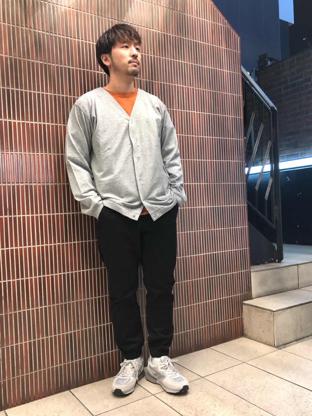 「シンプルコーデ、ジョグパンツ、スポーツミックス、黒、オレンジ、ootd、スニーカー、MANASTASH、BEAVER、春コーデ」｜「MANASTASHのMANASTASH/マナスタッシュ　CRAPE SOLID CARDIGAN（カーディガン/ボレロ、グレー系）」を使った、Funachangさん（メンズ・177cm）の冬コーディネートの1枚目の写真