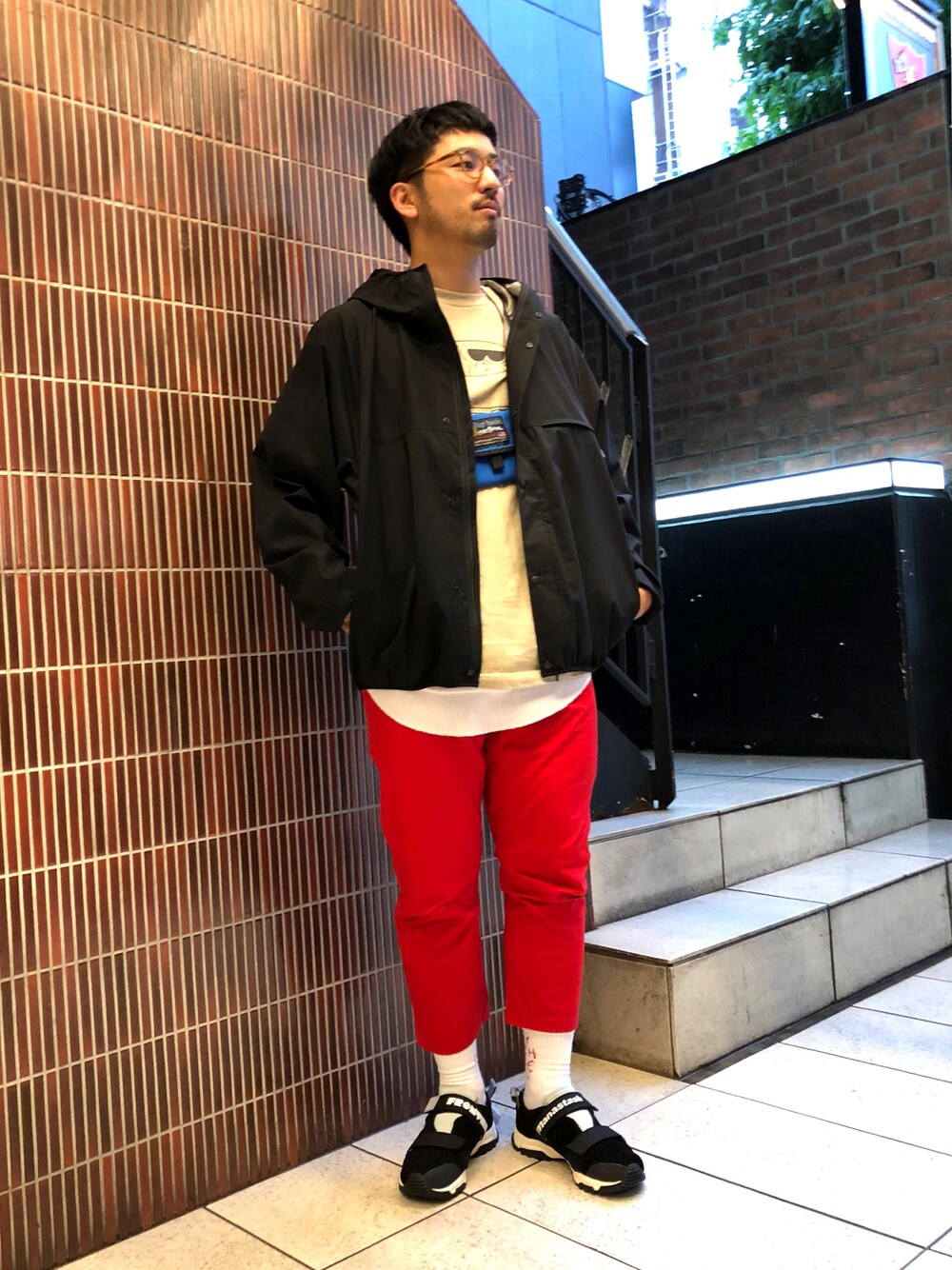 「夏、赤パンツ、クロップドパンツ、プリントT、雨の日コーデ、ootd、サコッシュ、ナイロンジャケット、BEAVER、アウトドアスタイル」｜「BURLAP OUTFITTERのBURLAP OUTFITTER/バーラップアウトフィッター　TEN THOUSAND PARKA（マウンテンパーカー、ブラック系）」を使った、Funachangさん（メンズ・177cm）の夏コーディネートの1枚目の写真