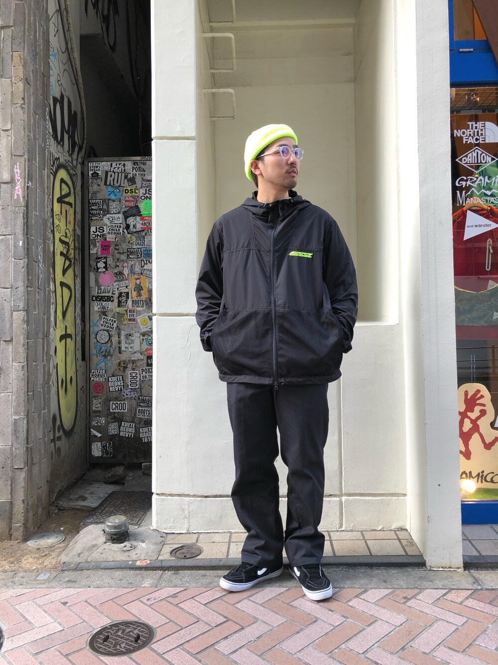 「今日のコーデ、春コーデ、ナイロンパーカー、ブラック、ネオンカラー、ニットキャップ、スニーカーコーデ、ストリート、バンズ」｜「MANASTASHのMANASTASH/マナスタッシュ FOG PARKA フォグパーカ（ジャケット/アウター、ブラック系）」を使った、Funachangさん（メンズ・177cm）の冬コーディネートの1枚目の写真