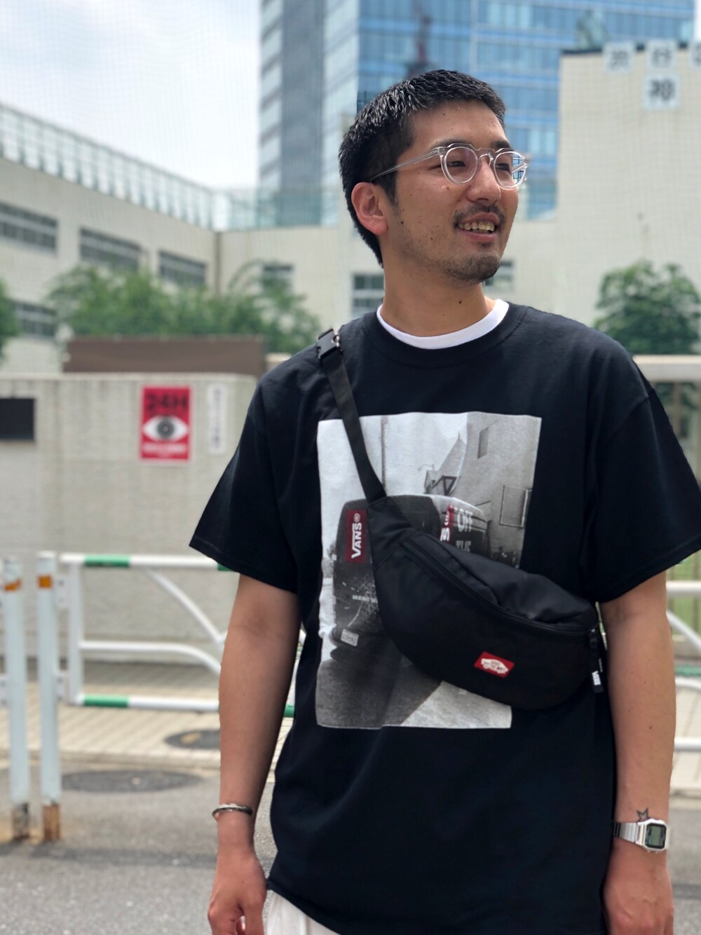 「夏、シンプル、フォトT、Tシャツ、ウエストポーチ、今日のコーデ、ブラックコーデ、ストリートスタイル、ootd、別注」｜「VANSのVANS × BEAVER / ヴァンズ × ビーバー　別注 VANS PHOTO TEE / ヴァンズフォトTシャツ（Tシャツ/カットソー、ブラック系）」を使った、Funachangさん（メンズ・178cm）の夏コーディネートの1枚目の写真
