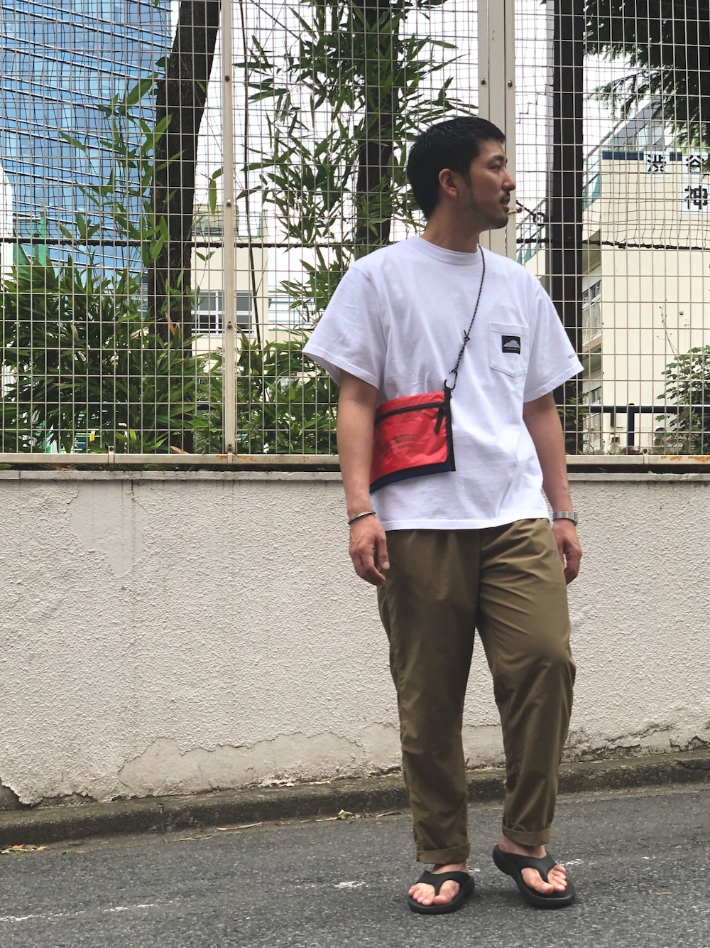 「シンプルコーデ、夏だ！Tシャツ着よう！、夏コーデ、ootd、白Tシャツ、ナイロンパンツ、サコッシュバッグ、サンダル、サンダルコーデ、サコッシュコーデ」｜「MOUNTAIN SMITHのMountainsmith/マウンテンスミス　FRONT BIG LOGO T　フロントビッグロゴT　Tシャツ（Tシャツ/カットソー、ホワイト系）」を使った、Funachangさん（メンズ・178cm）の夏コーディネートの1枚目の写真