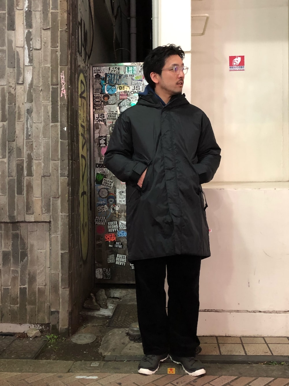 「冬アウター、コート、中綿コート、オトナカジュアル、ブラックコーデ、ootd、スニーカーコーデ、コーデュロイパンツ、ビーバー(BEAVER)、オーバーサイズ」｜「MANASTASHのMANASTASH/マナスタッシュ　P-100 FILED COAT/P-100フィールドコート ベンチコート（ダウンジャケット/コート、ブラック系）」を使った、Funachangさん（メンズ・177cm）の秋コーディネートの1枚目の写真