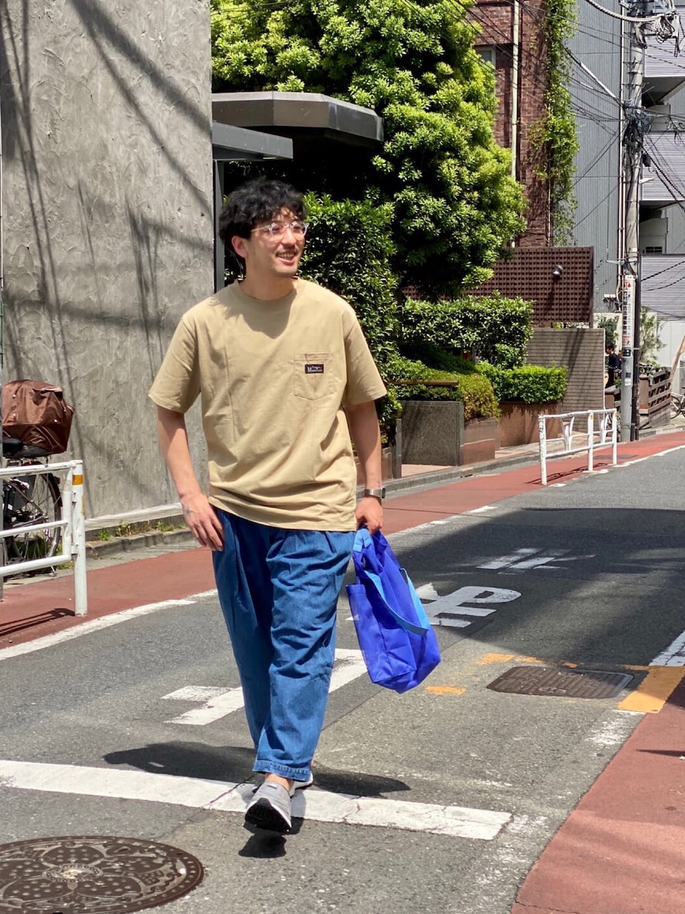 「夏、ootd、夏だ！Tシャツ着よう！、デニムパンツ、ベージュ、ベージュTシャツ、Tシャツ、シンプルコーデ、ニューバランス、スニーカーコーデ」｜「MANASTASHのMANASTASH/マナスタッシュ　別注 SHELTECH PACK SS TEE シェルテックパックショートスリーブティー（Tシャツ/カットソー、ベージュ系）」を使った、Funachangさん（メンズ・177cm）の夏コーディネートの1枚目の写真