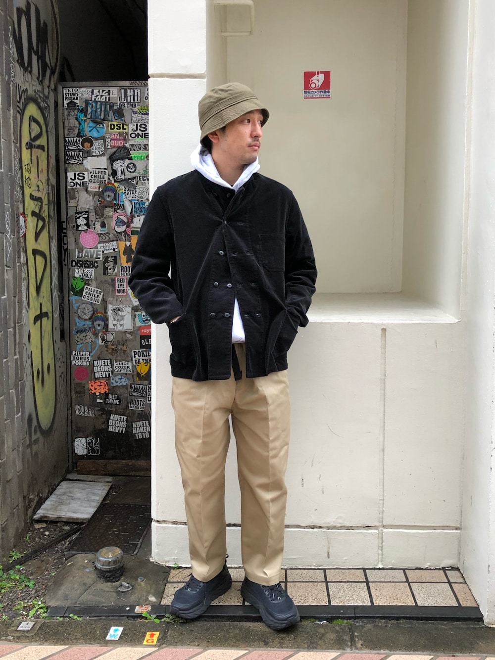 ベージュ系のその他パンツ、ブラック系のスニーカー、ブラウン系のテーラードジャケットを着用したメンズの秋コーディネートの1枚目の写真