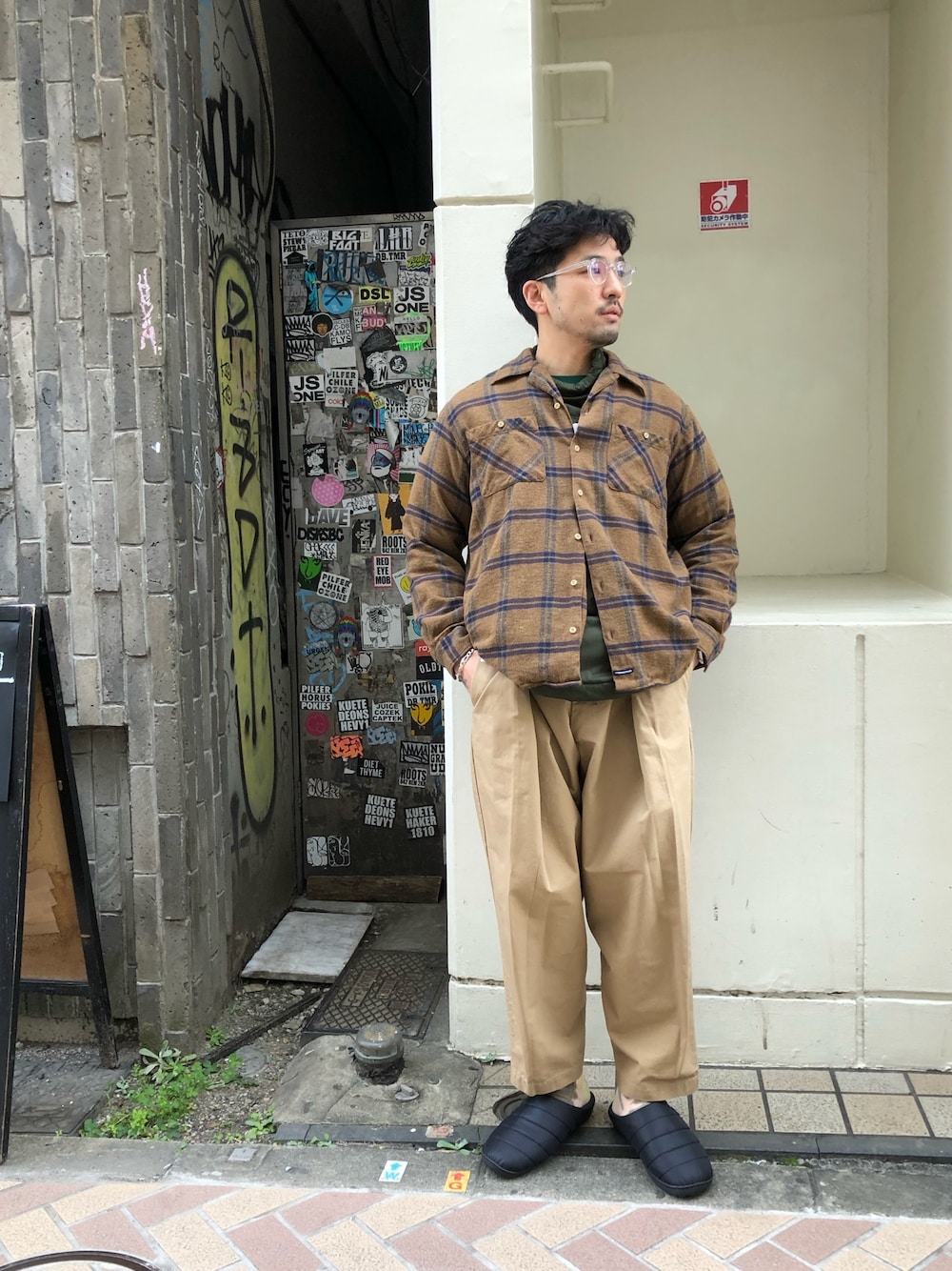 「秋コーデ、秋冬コーデ、オトナカジュアル、チェックシャツ、オーバーサイズ、ラフ、アメカジスタイル、スリッポンシューズ、ビーバー(BEAVER)、ootd」｜「MANASTASHのアイテム（シャツ/ブラウス、ブラウン系）」を使った、Funachangさん（メンズ・177cm）の秋コーディネートの1枚目の写真
