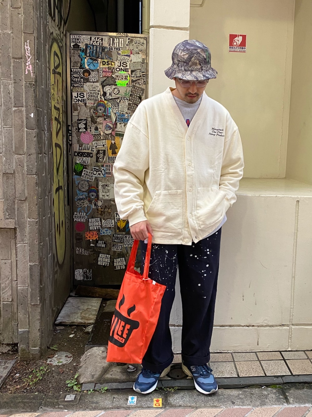 「秋冬コーデ、オーバーサイズ、今日のコーデ、ラフ、ストリートMIX、スニーカーコーデ、BEAVER、ハット、ストリートスナップ、エコバッグ」｜「AlexanderLeeChangのAlexanderLeeChang/アレキサンダーリーチャン　CHILEE TOTE AC052027（トートバッグ、オレンジ系）」を使った、Funachangさん（メンズ・177cm）の秋コーディネートの1枚目の写真