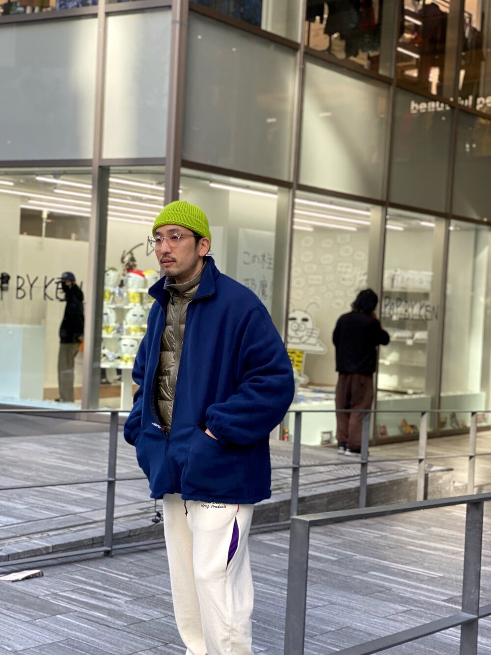 「冬コーデ、オーバーサイズ、フリースジャケット、スウェットパンツ、ラフ、ホワイト、ダウンジャケット、BEAVER、冬アウター」｜「MANASTASHのMANASTASH/マナスタッシュ　別注 H/C SWEAT VENT PANTS 別注ヘンプコットンスウェットベントパンツ（スウェットパンツ、ベージュ系）」を使った、Funachangさん（メンズ・177cm）の冬コーディネートの1枚目の写真
