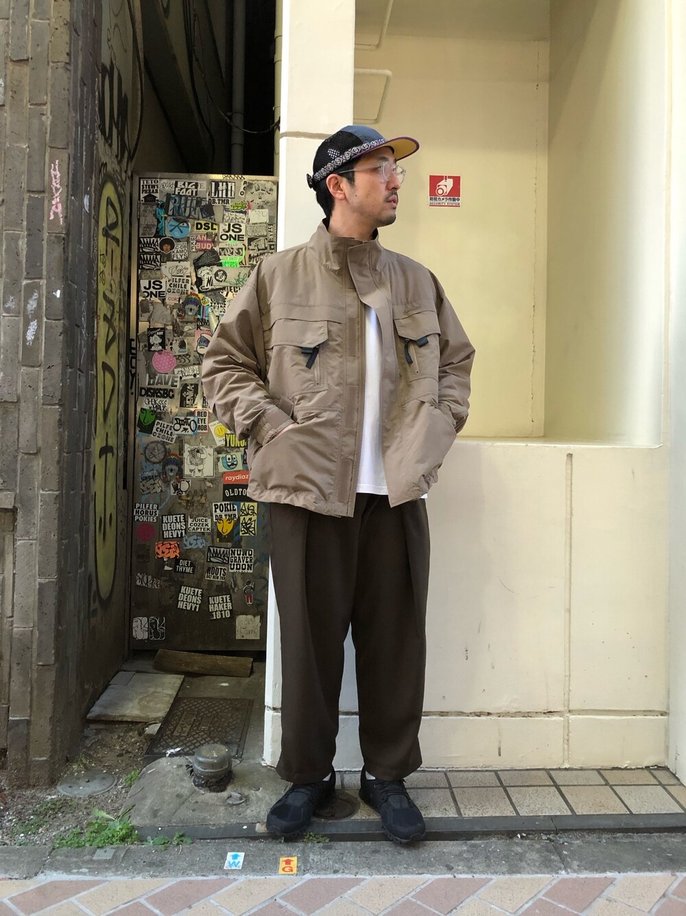 「シンプル、休日コーデ、春コーデ、春アウター、春、アウトドアミックス、ナイロンジャケット、ビーバー(BEAVER)、スニーカーコーデ、キャップコーデ」｜「OnのOn/オン　Cloud クラウド スニーカー（スニーカー、ブラック系）」を使った、Funachangさん（メンズ・177cm）の春コーディネートの1枚目の写真