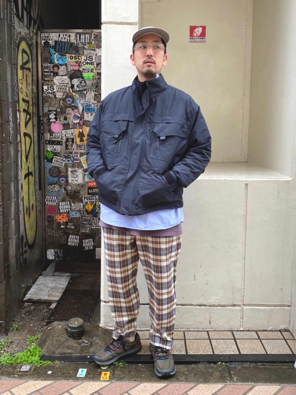 「春、春アウター、スニーカーコーデ、ゆるコーデ、チェックパンツ、ナイロンジャケット、ビーバー(BEAVER)、ootd、春コーデ」｜「WILD THINGSのWILDTHINGS/ワイルドシングス　TACTICAL RIP SHORT JACKET タクティカルリップジャケット（ブルゾン、ベージュ系）」を使った、Funachangさん（メンズ・177cm）の春コーディネートの1枚目の写真