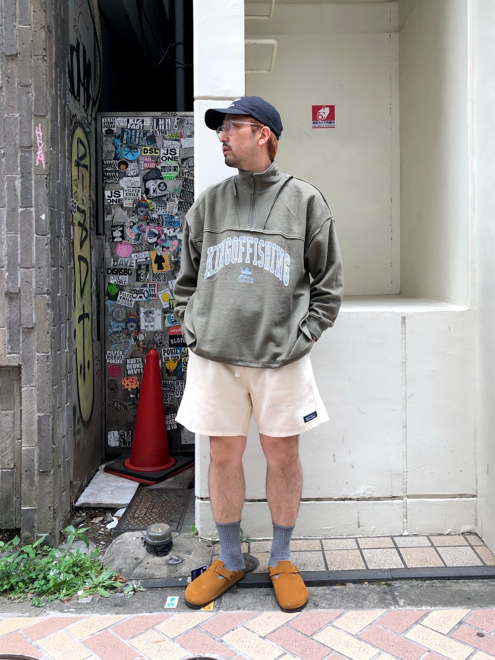 「リラックススタイル、ラフ、秋コーデ、休日コーデ、サンダルに靴下、秋トレンド2021、スウェット、ハーフジップ、アースカラー、グリーン」｜「ABU GARCIAのAbu Garcia × is-ness/アブガルシア×イズネス　BIG REVERSIBLE HZ SWEAT 　ビッグリバーシブルハーフジップスウェット　21AAB-2003（スウェット、グリーン系）」を使った、Funachangさん（メンズ・177cm）の夏コーディネートの1枚目の写真